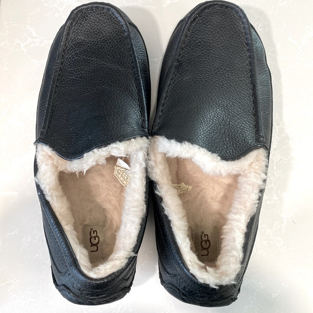 Like New UGG Men’s Ascot Leather Slipper